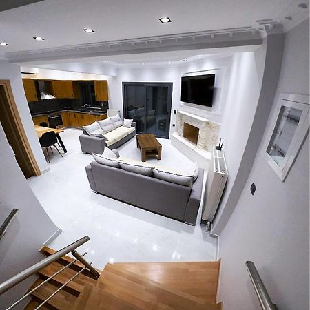 Kontis' Deluxe Furnished Apartment Loutraki  Exterior photo