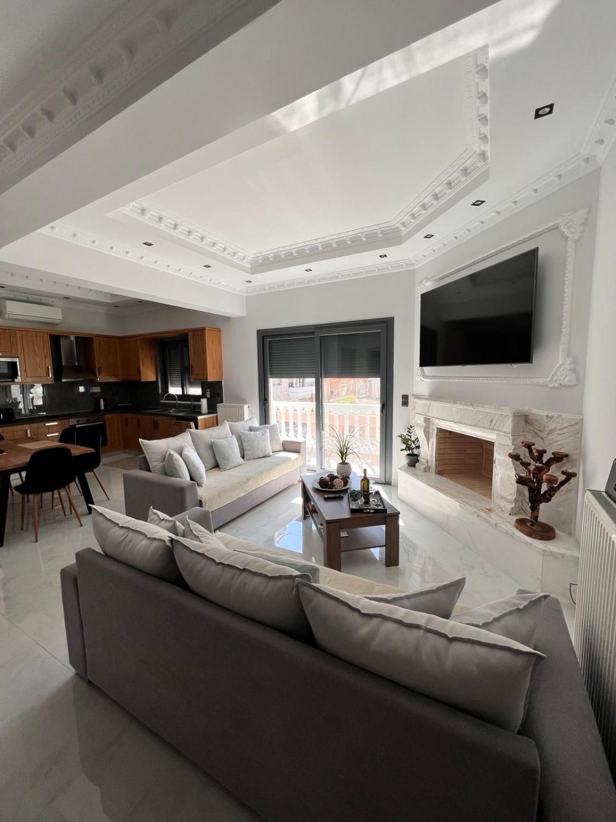 Kontis' Deluxe Furnished Apartment Loutraki  Exterior photo