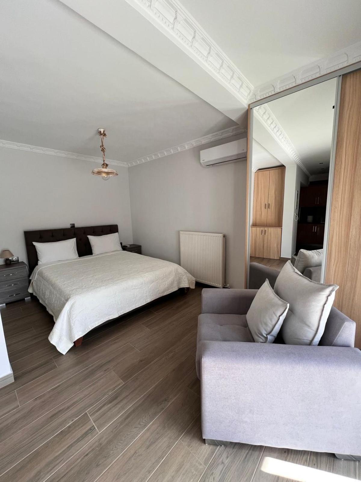 Kontis' Deluxe Furnished Apartment Loutraki  Exterior photo
